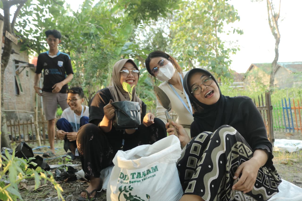 Keceriaan mahasiswa KKN saat melakukan penanaman bibit tanaman pada (4/8/2025). (doc. KKN 215 UNS)