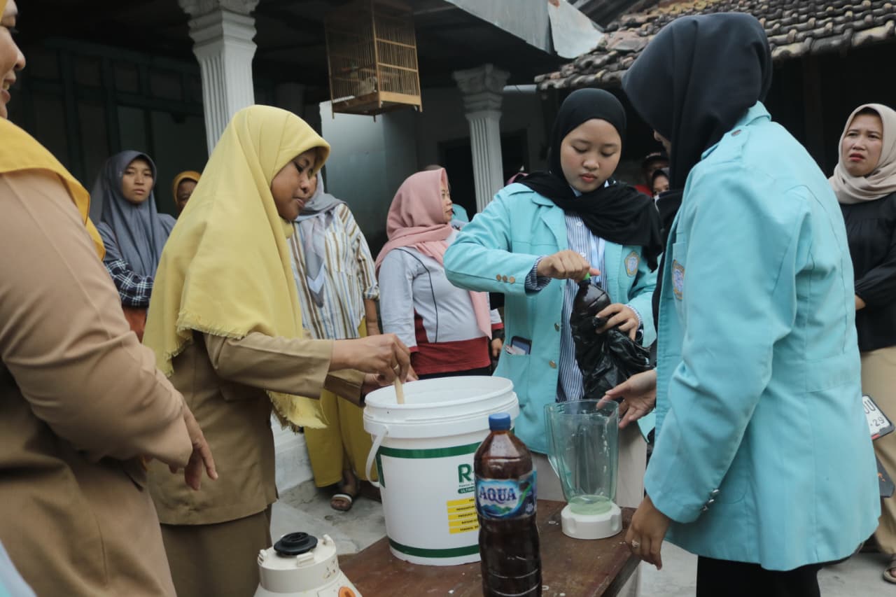 Pelaksanaan Pelatihan Pembuatan Pupuk Organik Cair (POC) pada (4/8/2025). (doc. KKN 215 UNS) Pelaksanaan Pelatihan Pembuatan Pupuk Organik Cair (POC) pada (4/8/2025). (doc. KKN 215 UNS)