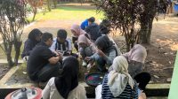 Mahasiswa Magang Kependidikan Terintegrasi Universitas Tidar bersama siswa-siswi SMAN 1 Mertoyudan tampak antusias mempersiapkan cat dan palet warna sebelum melakukan pengecatan bak sampah. (doc. pribadi)