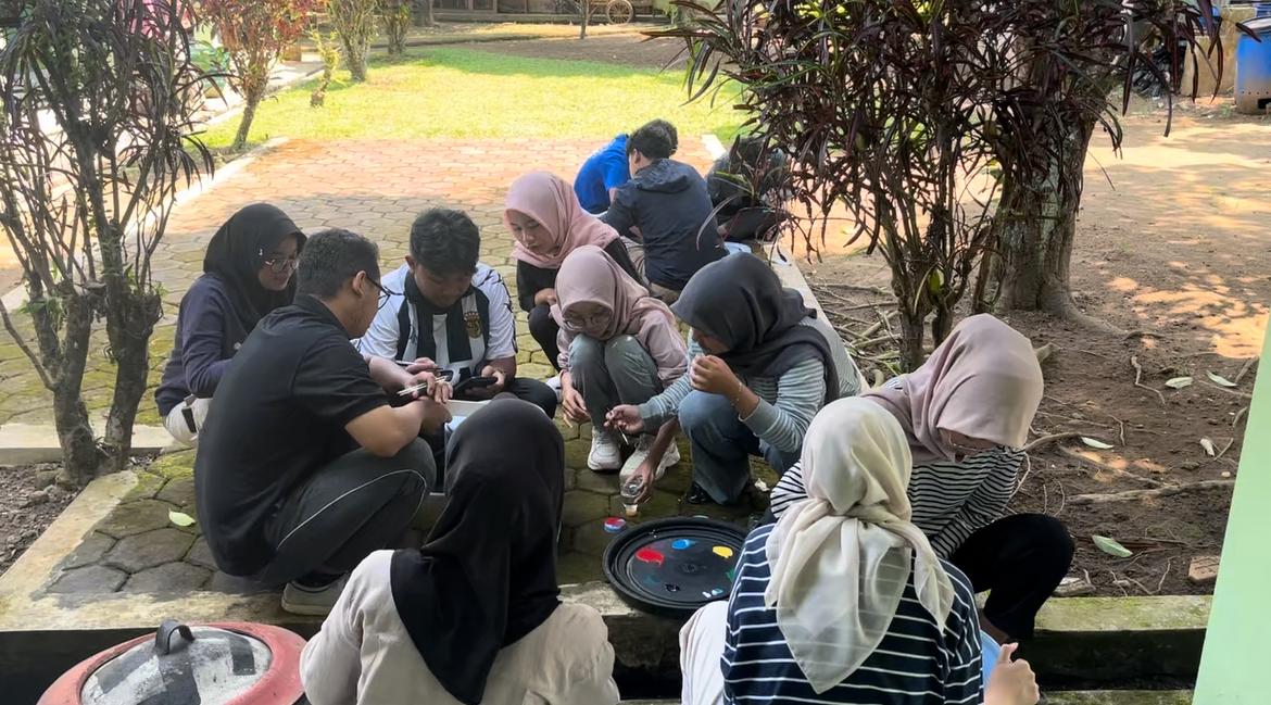 Mahasiswa Magang Kependidikan Terintegrasi Universitas Tidar bersama siswa-siswi SMAN 1 Mertoyudan tampak antusias mempersiapkan cat dan palet warna sebelum melakukan pengecatan bak sampah. (doc. pribadi)