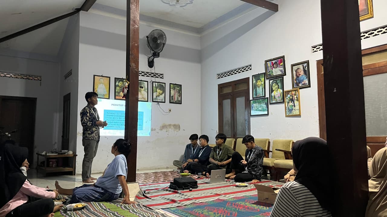 Mahasiswa KKN UNISRI Surakarta, Alvito Chandra Kusuma, saat memaparkan materi edukasi bertajuk “Literasi Manajemen Risiko Digital dan Keuangan untuk Keluarga dan UMKM” di Kecamatan Gatak, Sukoharjo. (doc. pribadi)