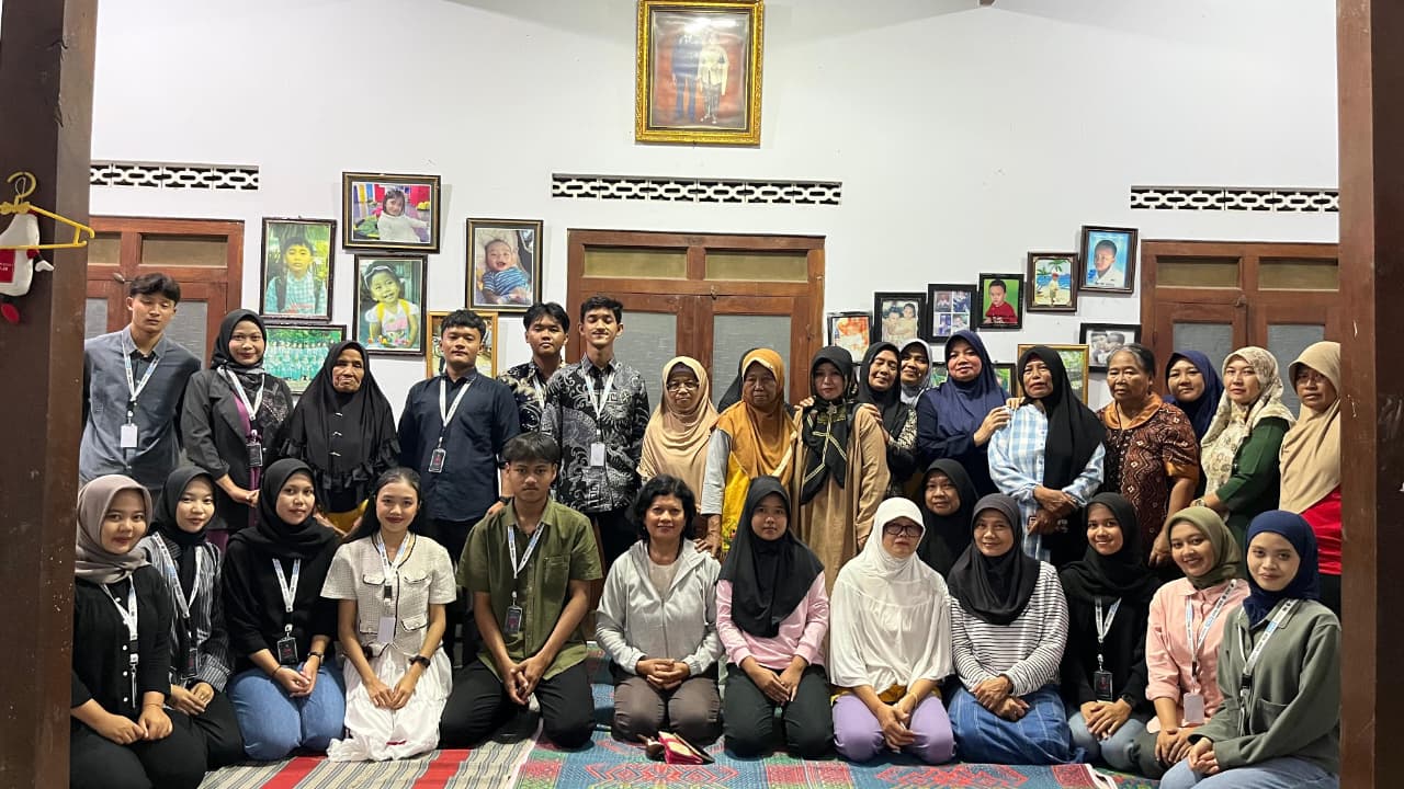 Dokumentasi bersama edukasi bertajuk “Literasi Manajemen Risiko Digital dan Keuangan untuk Keluarga dan UMKM” di Kecamatan Gatak, Sukoharjo. (doc. pribadi)