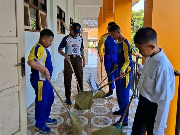 Siswa SMPIT Ihsanul Fikri bersama mahasiswa Untidar bergotong royong membersihkan koridor sekolah dalam kegiatan Sabtu Bersih. (doc. pribadi)