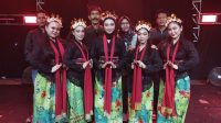 Kepala Desa Rowokangkung, Totok Haryanto, didampingi istri serta jajaran perangkat desa berfoto bersama para penari usai penampilan seni tari pada Festival Budaya Tradisional se-Kecamatan Rowokangkung, Sabtu (30/8/2025). (doc. KIM Desa Rowokangkung)