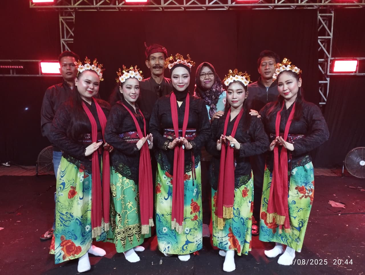 Kepala Desa Rowokangkung, Totok Haryanto, didampingi istri serta jajaran perangkat desa berfoto bersama para penari usai penampilan seni tari pada Festival Budaya Tradisional se-Kecamatan Rowokangkung, Sabtu (30/8/2025). (doc. KIM Desa Rowokangkung)