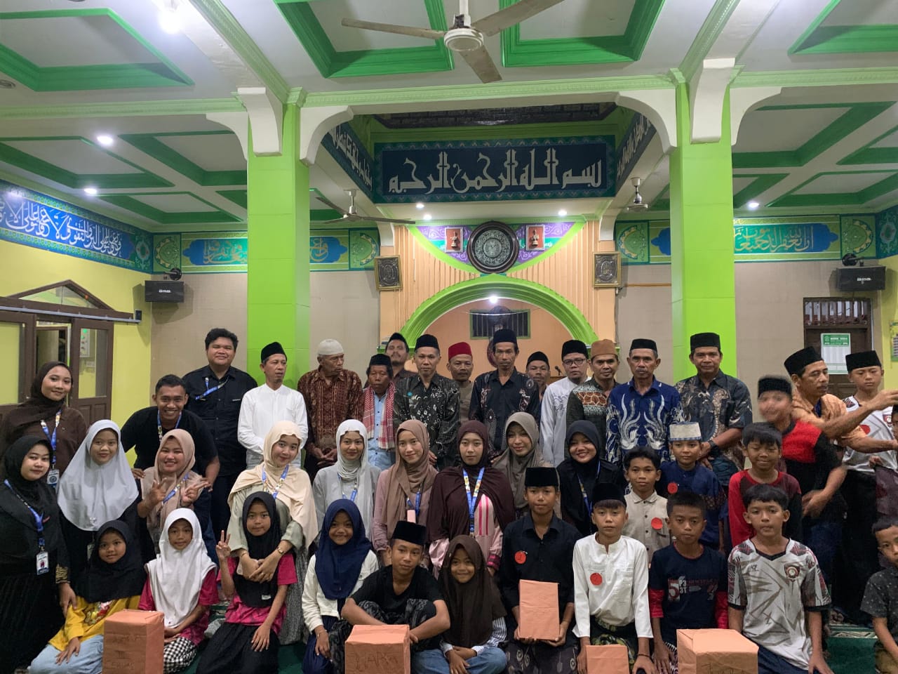 Mahasiswa KKM 58 UNIBA bersama para peserta lomba adzan dan cerdas cermat Islami berfoto bersama masyarakat Desa Nameng usai kegiatan dalam rangka HUT RI ke-80 di Masjid Desa Nameng, Kecamatan Rangkasbitung, Kabupaten Lebak, Minggu (17/8/2025). (doc. KKm 58 UNIBA) Mahasiswa KKM 58 UNIBA bersama para peserta lomba adzan dan cerdas cermat Islami berfoto bersama masyarakat Desa Nameng usai kegiatan dalam rangka HUT RI ke-80 di Masjid Desa Nameng, Kecamatan Rangkasbitung, Kabupaten Lebak, Minggu (17/8/2025). (doc. KKm 58 UNIBA)