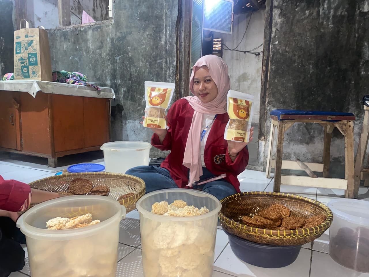 Mahasiswa KKM 58 UNIBA memperlihatkan produk rengginang khas Desa Nameng yang telah dikemas lebih menarik, hasil pendampingan bersama pelaku UMKM setempat untuk meningkatkan daya saing dan nilai jual di pasar. (doc. KKM 58 UNIBA) Mahasiswa KKM 58 UNIBA memperlihatkan produk rengginang khas Desa Nameng yang telah dikemas lebih menarik, hasil pendampingan bersama pelaku UMKM setempat untuk meningkatkan daya saing dan nilai jual di pasar. (doc. KKM 58 UNIBA)