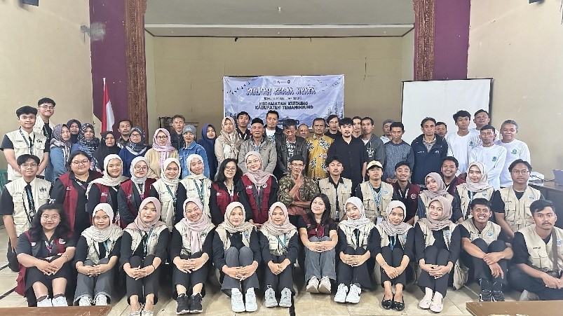 Dokumentasi bersama setelah kegiatan Talkshow Kopi dan Demonstrasi Coffee Ready to Drink di Desa Tlahab, Kecamatan Kledung, Kabupaten Temanggung. (doc. KKN 334 UNS)