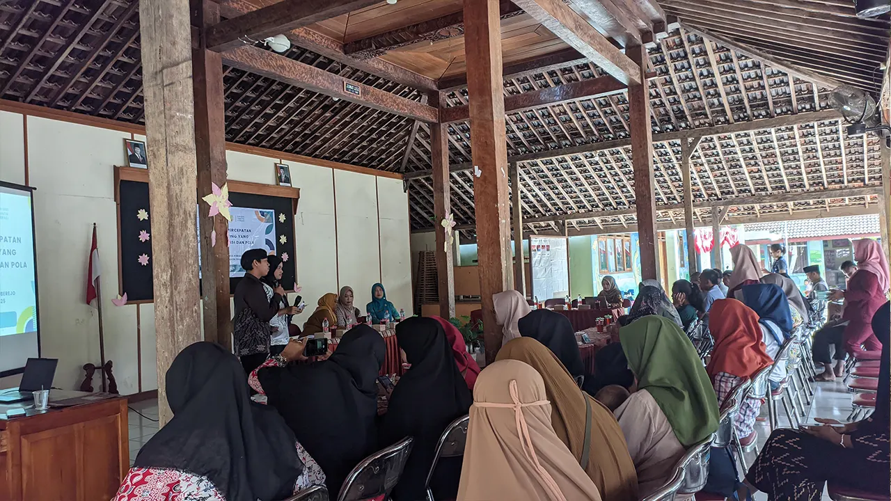 Suasana sosialisasi pencegahan stunting dengan pendekatan literasi gizi dan pola asuh yang digelar KKN UNS Tematik Literasi 349 bersama Pemerintah Desa Sumberejo, Kecamatan Jatisrono, Kabupaten Wonogiri (12/8/2025). (doc. KKN 349 UNS)