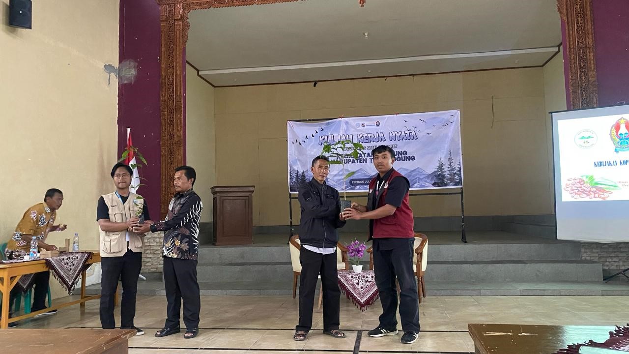 Pembagian bibit kopi kepada peserta yang hadir agar mereka dapat mempraktikkan pengetahuan yang diperoleh dalam sesi talkshow. (doc. KKN 334 UNS)