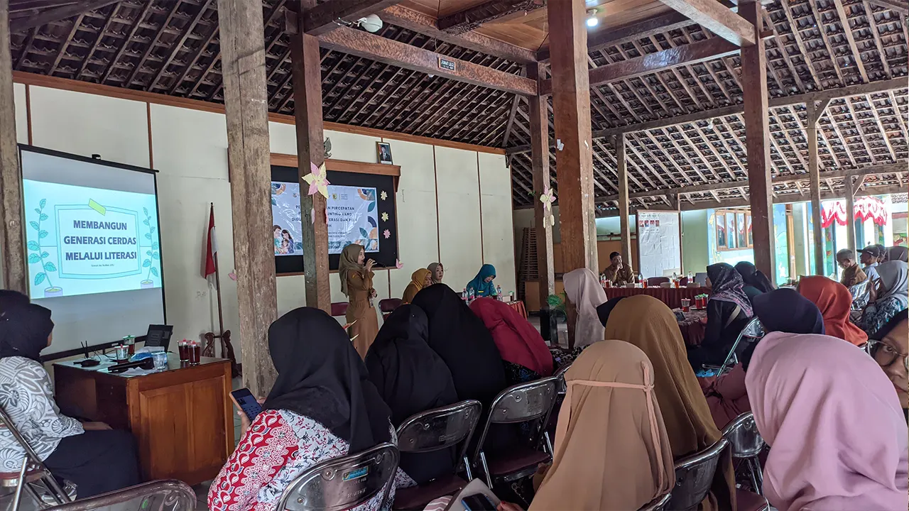 Peserta antusias mengikuti paparan mengenai pentingnya literasi keluarga sebagai upaya membangun generasi cerdas dan sehat dalam sosialisasi percepatan penurunan stunting di Desa Sumberejo. (doc. KKN 349 UNS)