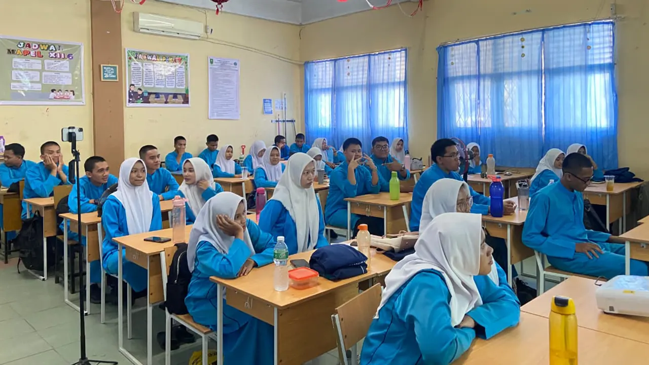 Siswa SMAN 8 Pekanbaru menyimak materi yang disampaikan Tim PKM-PM Universitas Abdurrab dalam kegiatan Edukosme: Edukasi Kosmetika Aman dan Halal, Jumat (22/8/2025). (doc. pribadi)