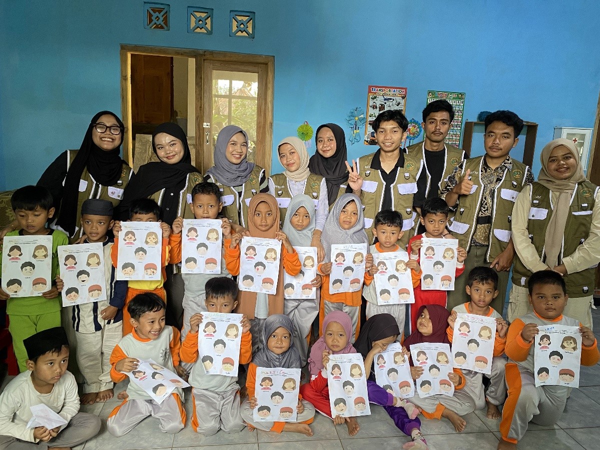 Mahasiswa KKN UMBY Kelompok 45 berfoto bersama anak-anak TK ABA Rejosari usai kegiatan pengenalan emosi melalui media gambar dan permainan edukatif, Jumat (8/8/2025). (doc. KKN UMBY Kelompok 45)