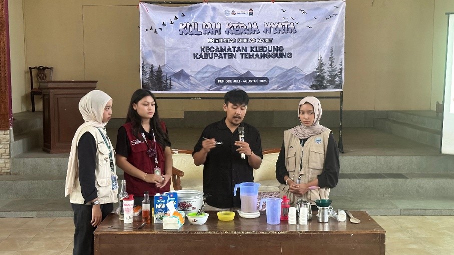Demonstrasi pembuatan Coffee Ready to Drink yang dipandu oleh NRH Izzatulloh Robbany JH, MBA. (doc. KKN 334 UNS)