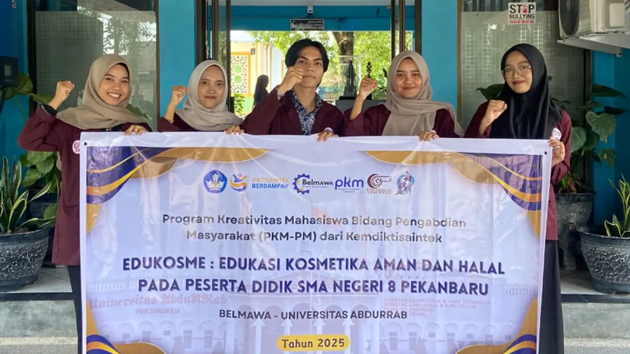 Tim PKM-PM Universitas Abdurrab berpose bersama usai melaksanakan kegiatan Edukosme: Edukasi Kosmetika Aman dan Halal di SMAN 8 Pekanbaru, Jumat (22/8/2025). (doc. pribadi)