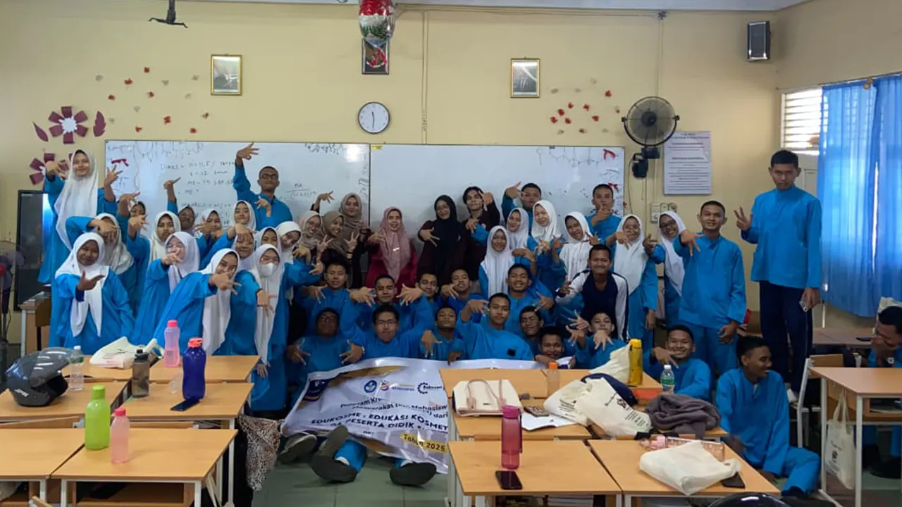 Suasana ceria siswa SMAN 8 Pekanbaru bersama Tim PKM-PM Universitas Abdurrab usai kegiatan Edukosme: Edukasi Kosmetika Aman dan Halal, Jumat (22/8/2025). (doc. pribadi)