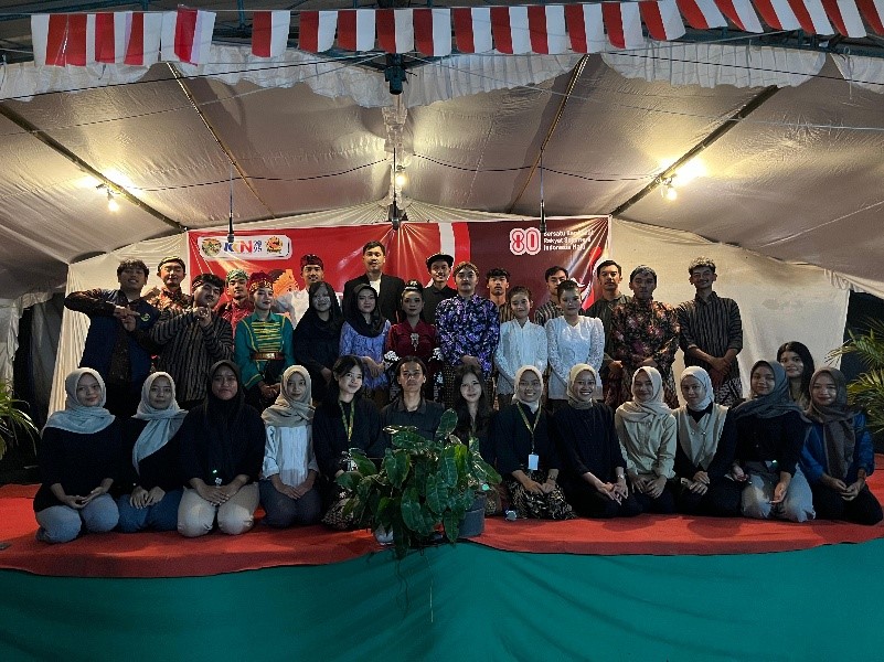 Mahasiswa KKN 95 UNISRI bersama Karang Taruna Dukuh Kentengan setelah pelaksanaan pentas seni drama kolosal Ratu Kalinyamat dalam rangka perayaan HUT RI ke-80. (doc. KKN 95 UNISRI)
