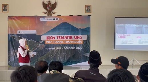 Mahasiswa KKN Tematik UNS memberikan sosialisasi pengelolaan sampah organik dan anorganik kepada warga Desa Tlahab, Temanggung. (doc. KKN 334 UNS)