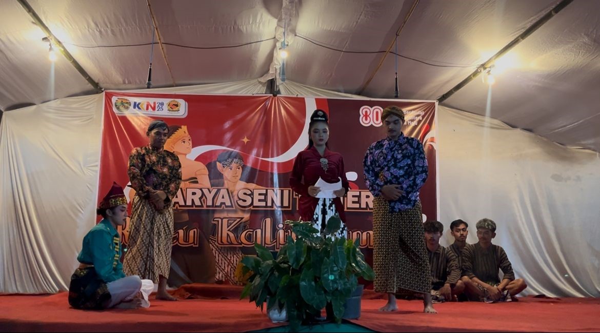 Mahasiswa KKN 95 UNISRI bersama Karang Taruna Dukuh Kentengan membawakan drama kolosal Ratu Kalinyamat dalam rangka perayaan HUT RI ke-80. (doc. KKN 95 UNISRI)