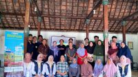 Foto bersama DLH dan warga Karangtanjung setelah kegiatan sosialisasi. (doc. KKN 291 UNS) Foto bersama DLH dan warga Karangtanjung setelah kegiatan sosialisasi. (doc. KKN 291 UNS)