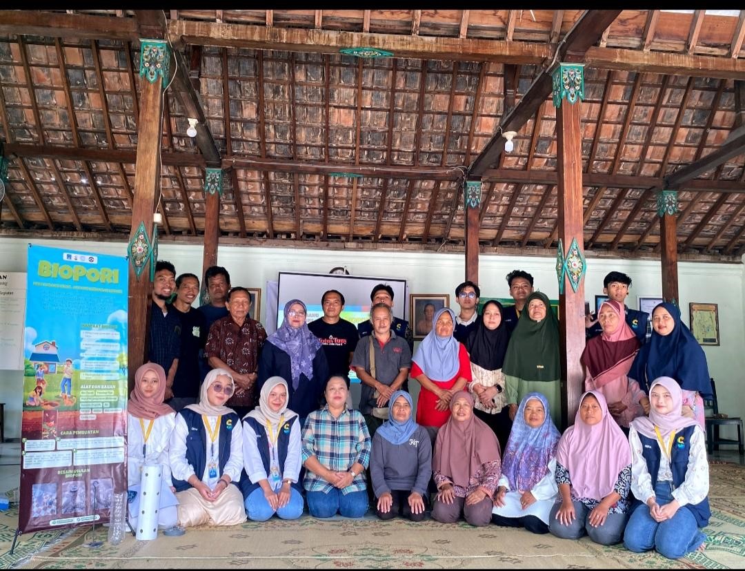 Foto bersama DLH dan warga Karangtanjung setelah kegiatan sosialisasi. (doc. KKN 291 UNS)