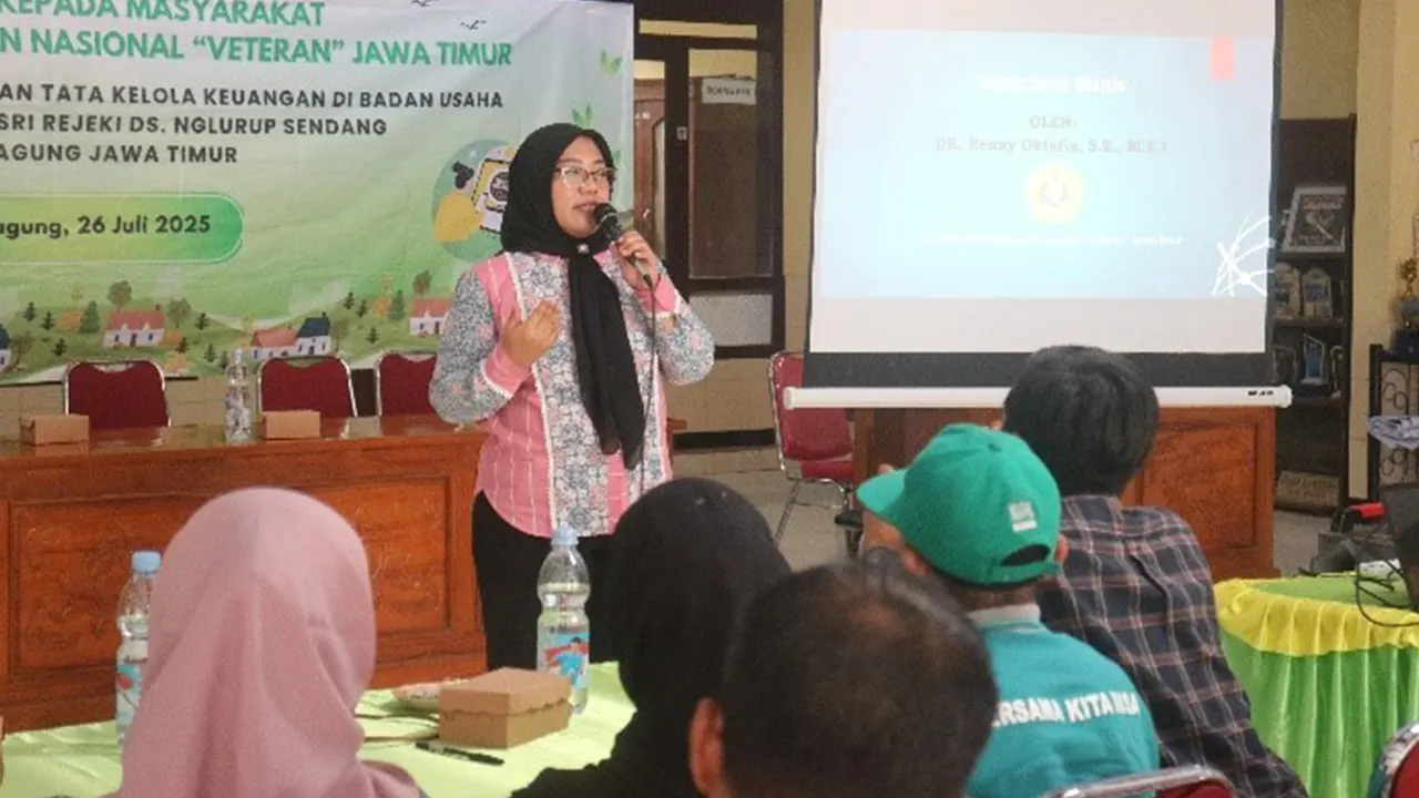 
Ketua Tim Pengabdian kepada Masyarakat UPN “Veteran” Jawa Timur, Dr. Renny Oktafia, S.E., M.E.I., menyampaikan materi “Rencana Bisnis Strategis” kepada pengurus BUMDes Sri Rejeki dan warga Desa Nglurup dalam pelatihan penguatan kapasitas di Balai Desa Nglurup, Kecamatan Sendang, Kabupaten Tulungagung, (26/7/2025). (doc. pribadi)