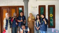 Berpose bersama usai kegiatan pemasangan plakat identitas sebagai bagian dari program penguatan identitas lingkungan dan edukasi masyarakat. (doc. KKN 95 UNISRI)