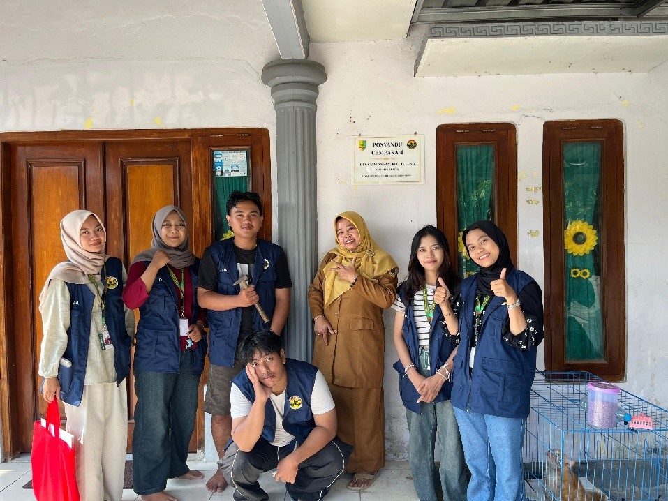 Berpose bersama usai kegiatan pemasangan plakat identitas sebagai bagian dari program penguatan identitas lingkungan dan edukasi masyarakat. (doc. KKN 95 UNISRI)