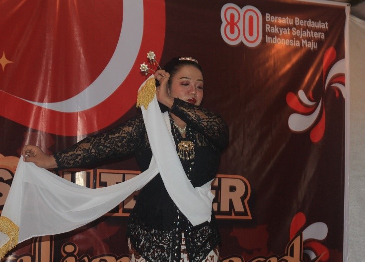 Dosen Pembimbing Lapangan KKN 95 UNISRI, Dite Hastini, S.Hum., M.Sn., menampilkan tarian tradisional dalam Pentas Seni Ratu Kalinyamat di Dukuh Kentengan, Malangan, Tulung, Klaten, Sabtu (17/8/2025). (doc. KKN 95 UNISRI)