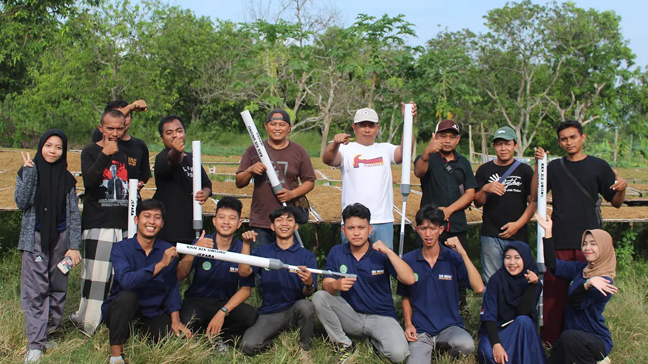 Mahasiswa KKN XIX Unisnu Jepara berfoto bersama anggota Kelompok Tani Muda Berkarya Desa Sulang usai workshop pembuatan alat penebar pupuk sederhana “SULAP”. (doc. KKN XIX Sulang UNISNU Jepara)
