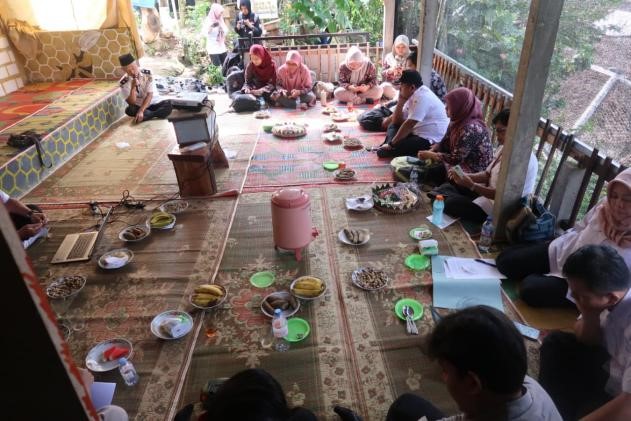 Suasana kebersamaan dalam kegiatan penyuluhan dan pendampingan legalitas produk UMKM bersama KTH Sari Bunga Giyanti di Desa Giyanti, Kecamatan Windusari, Kabupaten Magelang. (doc. pribadi)