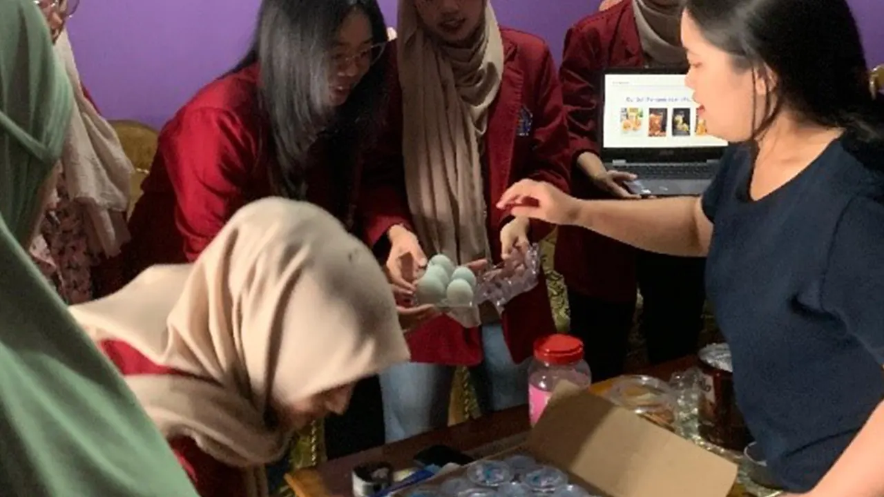 Pelatihan UMKM Boost: Peran Packaging dalam Meningkatkan Produk UMKM Lokal Desa Jurangjero. (doc. pribadi)