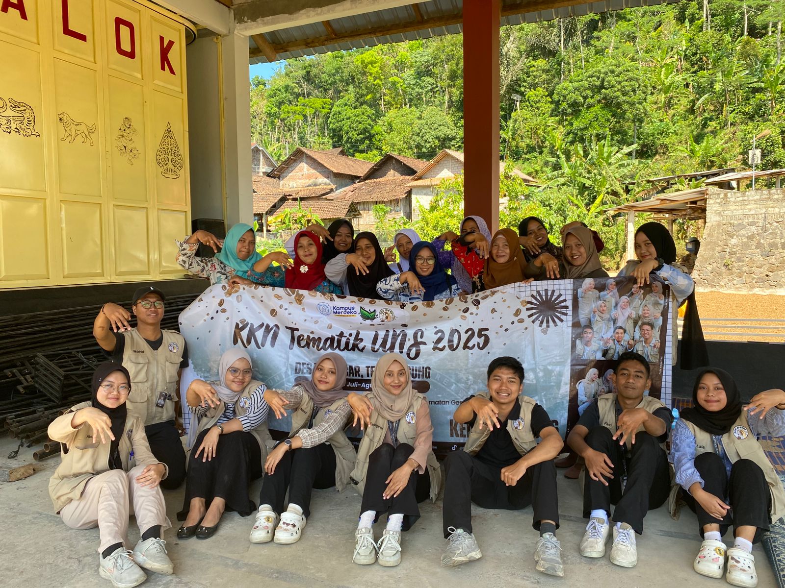 Dokumentasi bersama setelah pelaksanaan program bertajuk REHAT (Ramahkan Herbal untuk Kesehatan) pada Senin, (21/7/2025). (doc. KKN 326 UNS)