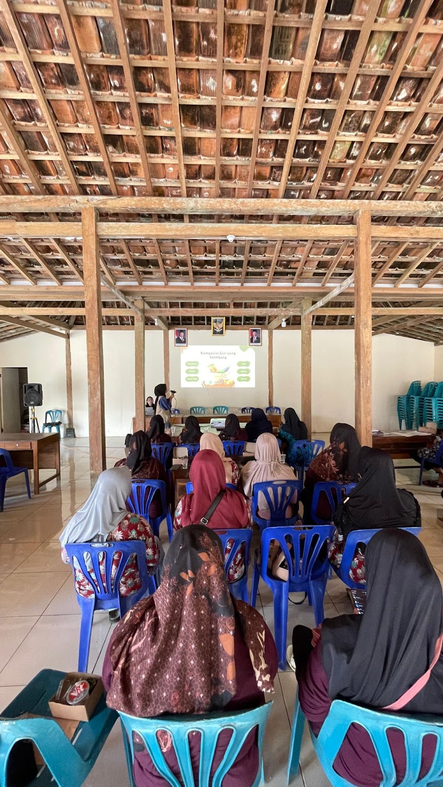 Mahasiswa KKN 52 UNSm memaparkan materi saat sosialisasi mengenai pentingnya makanan bergizi bagi keluarga. (doc. KKN 52 UNS)