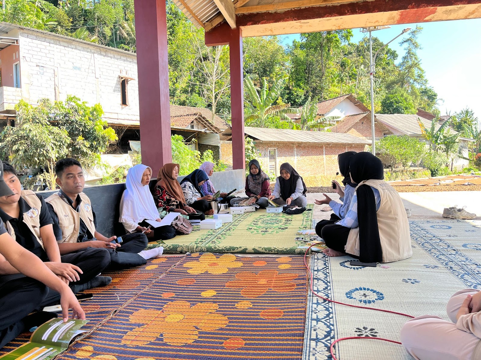 Mahasiswa KKN saat menyampaikan materi mengenai jenis-jenis tanaman herbal yang bermanfaat untuk kesehatan, seperti jahe, kunyit, serai, dan temulawak. (doc. KKN 326 UNS)