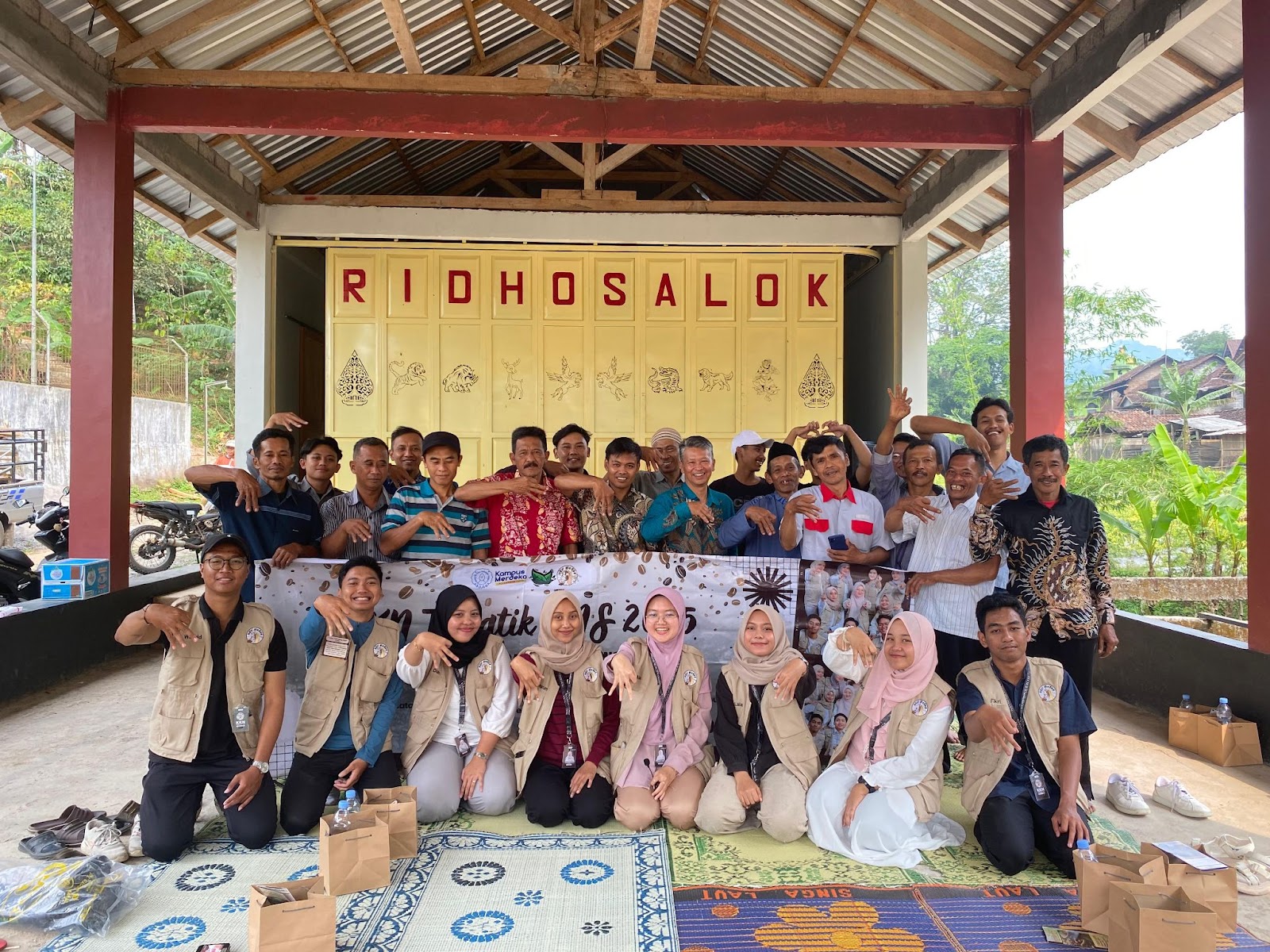 Dokumentasi bersama setelah pelaksanaan program edukasi keselamatan kerja bertajuk SIGAP KOPI (Simulasi Gerak Aman dan Alat Pelindung Diri di Kebun Kopi) pada Kamis (7/8/2025). (doc. KKN 326 UNS)