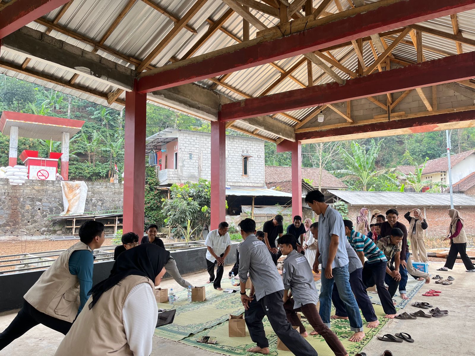 Mahasiswa KKN 326 UNS saat menyampaikan  materi mengenai gerakan pemanasan sederhana yang bermanfaat untuk mencegah cedera otot dan sendi saat bekerja di kebun kopi. (doc. KKN 326 UNS)