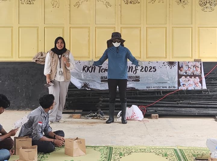 Demonstrasi cara penggunaan dan pelepasan perlengkapan secara benar sesuai prosedur keselamatan kerja pertanian. (doc. KKN 326 UNS)