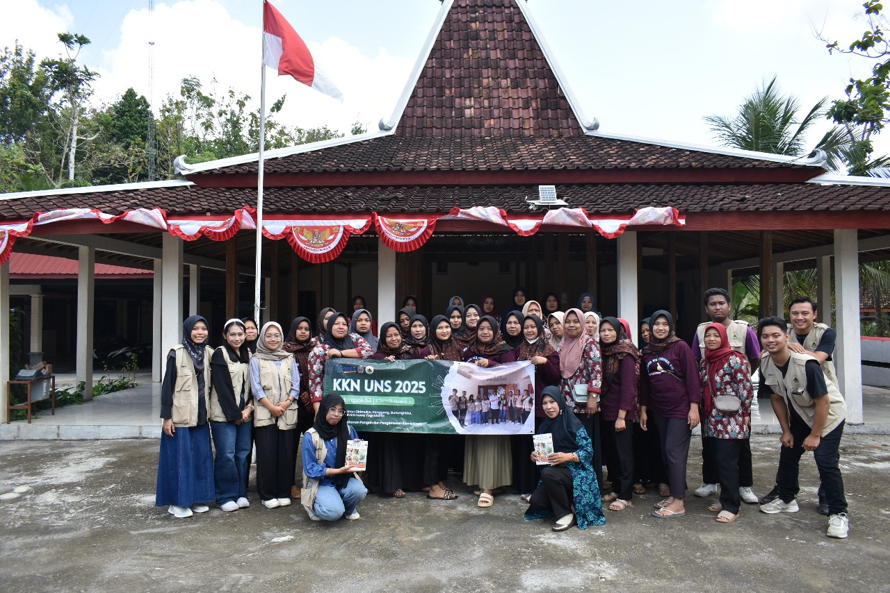 Dokumentasi bersama setelah pelaksanaan sosialisasi mengenai pentingnya makanan bergizi bagi keluarga. (doc. KKN 52 UNS)
