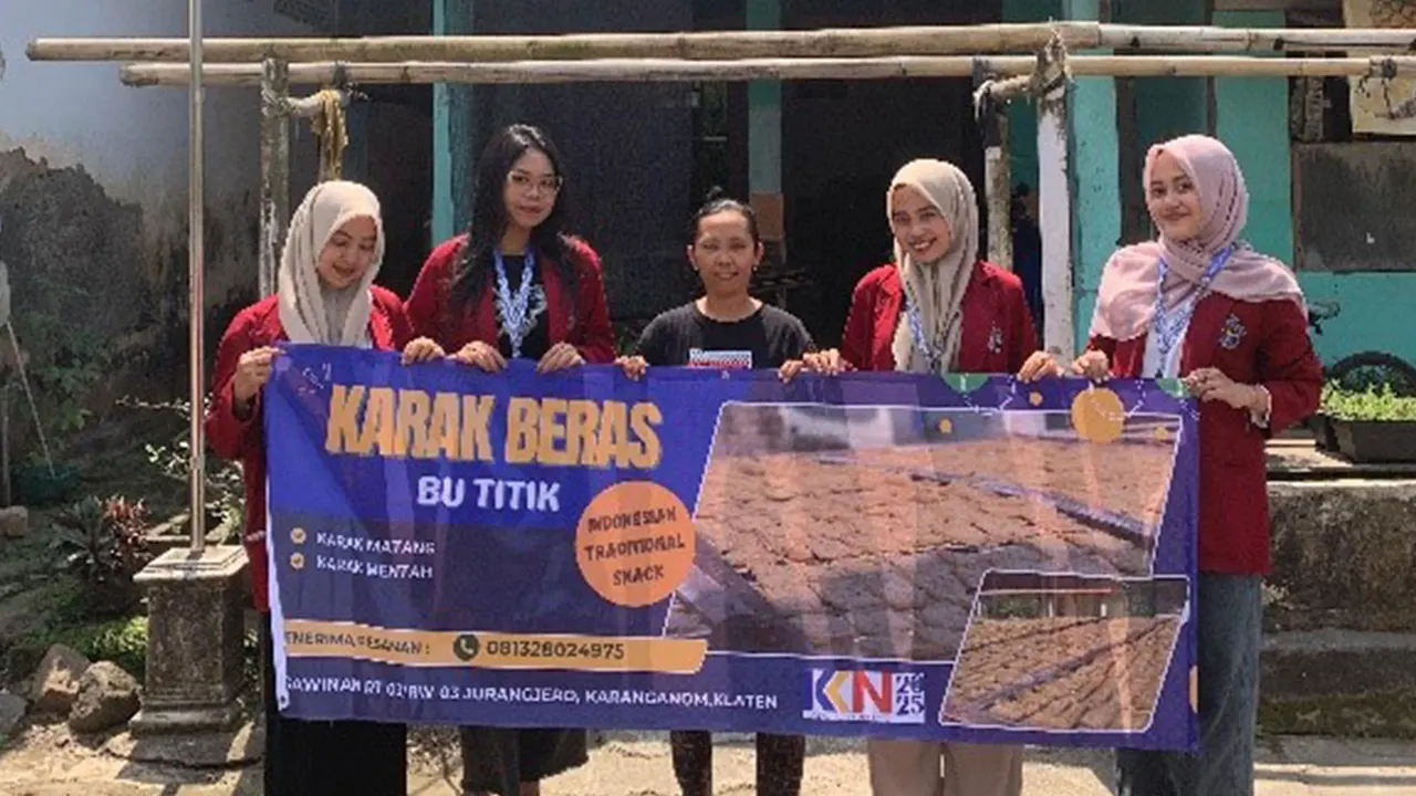 Penyerahan Banner kepada UMKM Karak Beras Bu Titik. (doc. pribadi)