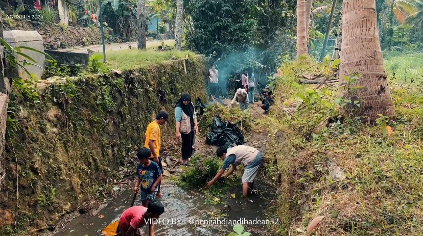 Mahasiswa KKN 52 UMBY bersama warga Dusun Badean, Bantul, bergotong royong membersihkan aliran sungai sebagai upaya menjaga kebersihan lingkungan dan mencegah banjir. (doc. KKN UMBY 52)