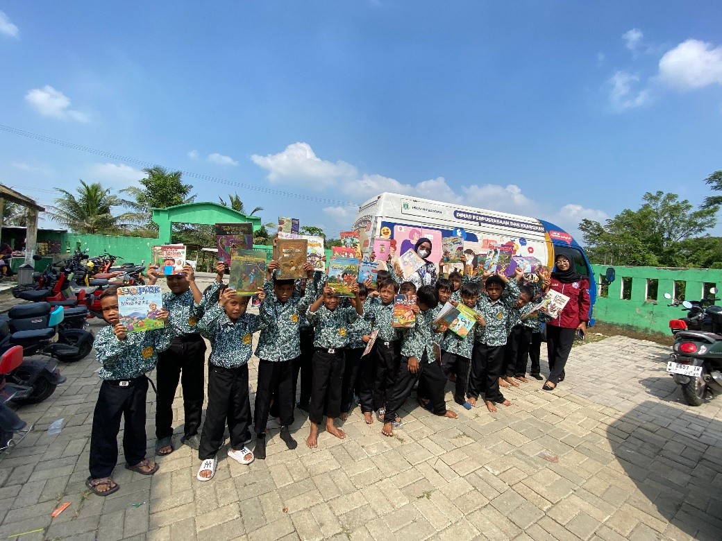Mahasiswa KKM 85 UNIBA berfoto bersama dengan siswa Madrasah Ibtidaiyah Desa Bojot saat kegiatan Mobil Pintar dan Perpustakaan Keliling yang digelar bekerja sama dengan Perpustakaan Provinsi Banten, Kamis (7/8/2025). (doc. KKN 85 UNIBA)