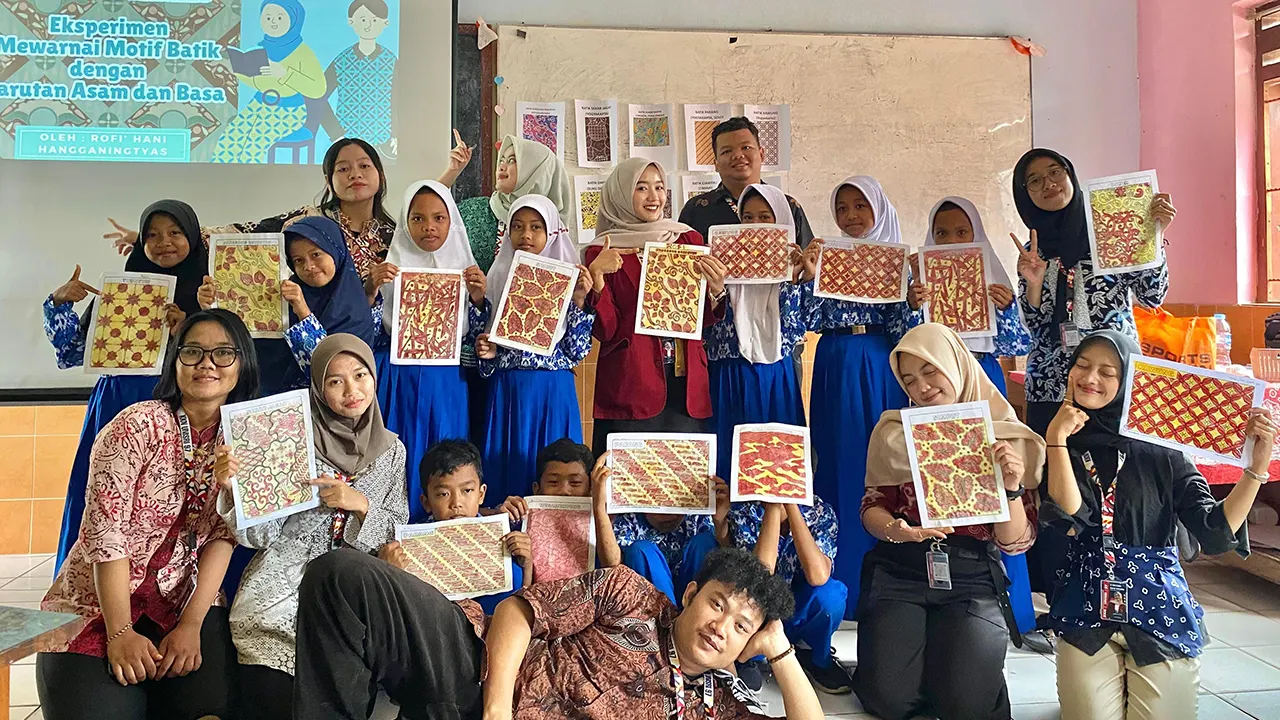 Mahasiswa PGSD UNISRI Kelompok 97 KKN PPM bersama siswa kelas V SD Negeri 1 Sorogaten, Klaten, dengan bangga menunjukkan hasil karya eksperimen pewarnaan motif batik menggunakan larutan asam dan basa dalam pembelajaran bertema kearifan lokal, Rabu (30/7/2025). (doc. pribadi)