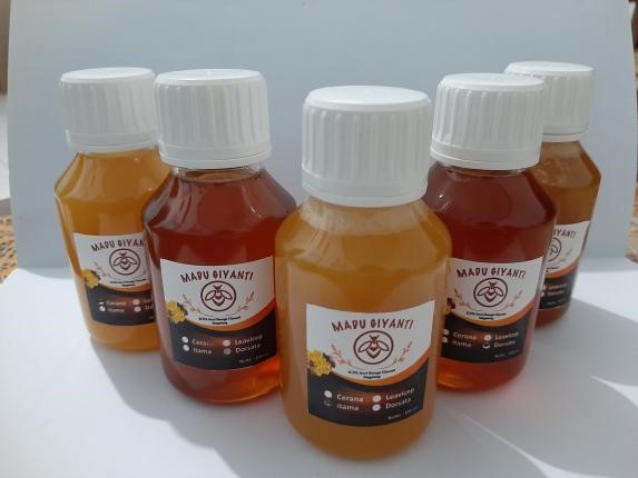 Produk madu alami ‘Madu Giyanti’ hasil olahan Kelompok Tani Hutan (KTH) Sari Bunga Giyanti, Desa Giyanti, Kecamatan Windusari, Kabupaten Magelang. (doc. pribadi)