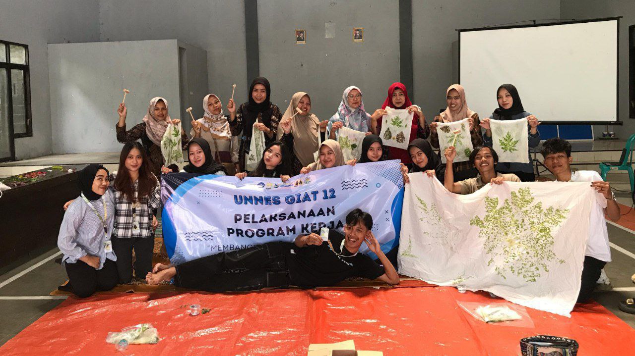 Dokumentasi kelompok KKN bersama ibu-ibu di Desa Pagersari setelah mengikuti pelatihan ecoprint. (doc. KKN GIAT 12 UNNES)