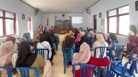 Peserta sosialisasi yang digelar Tim KKN 211 UNS di Balai Desa Mrahu, Magetan, antusias menyimak pemaparan inovasi pengolahan limbah popok menjadi pot tanaman ramah lingkungan. (doc. KKN 211 UNS)