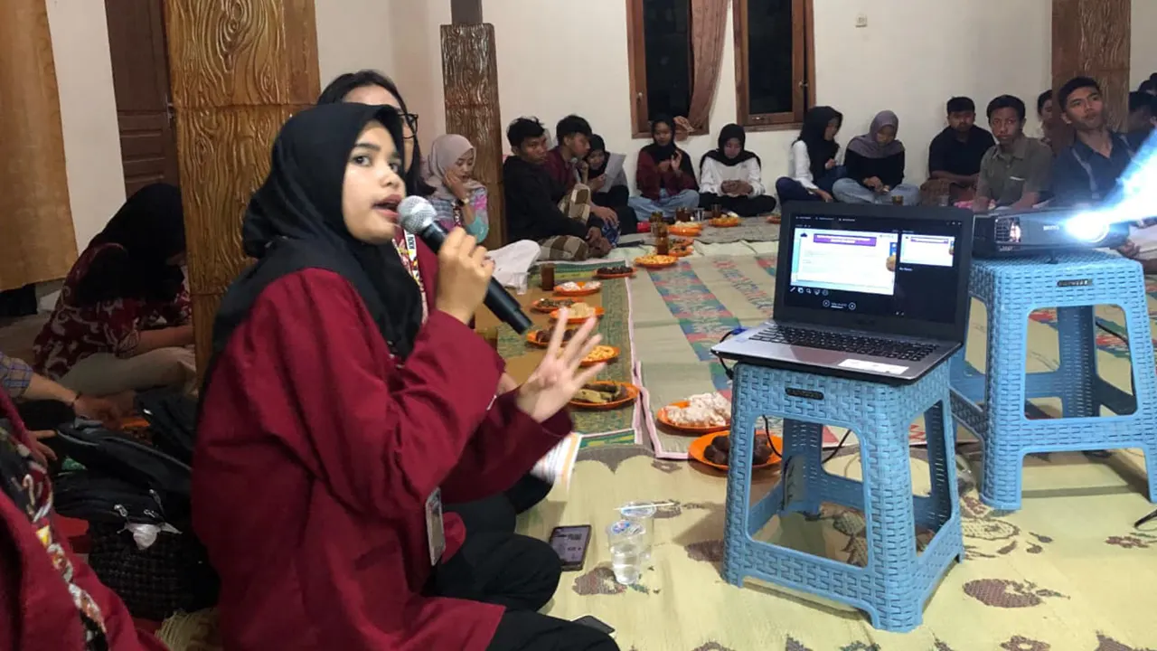 Helen Stevienka saat menjadi pemateri sosialisasi yang bertema “Jaga Privasi, Kenali Hukum: Perlindungan Hukum Bagi Korban Penyebaran Data Pribadi Pinjaman Online”. (doc. pribadi)
