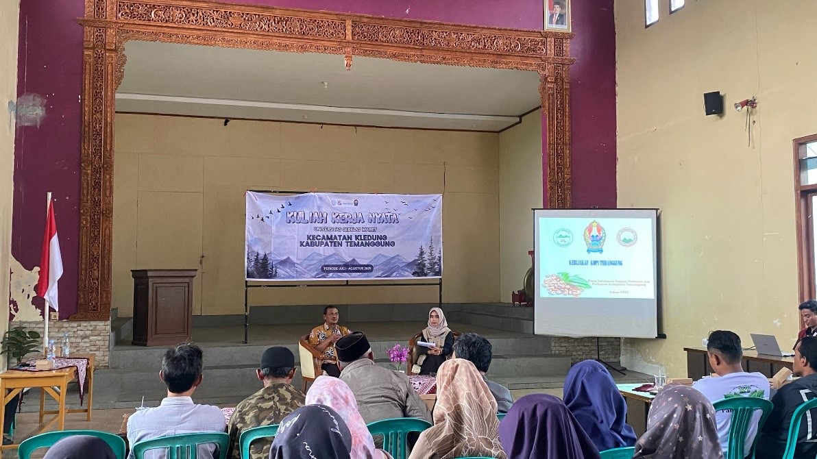 Narasumber Dadi Riswanto, S.P., perwakilan dari Dinas Ketahanan Pangan, Pertanian, dan Perikanan Kabupaten Temanggung saat memberikan pemaparan. (doc. KKN 334 UNS)