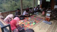 Suasana kebersamaan dalam kegiatan penyuluhan dan pendampingan legalitas produk UMKM bersama KTH Sari Bunga Giyanti di Desa Giyanti, Kecamatan Windusari, Kabupaten Magelang. (doc. pribadi) Suasana kebersamaan dalam kegiatan penyuluhan dan pendampingan legalitas produk UMKM bersama KTH Sari Bunga Giyanti di Desa Giyanti, Kecamatan Windusari, Kabupaten Magelang. (doc. pribadi)