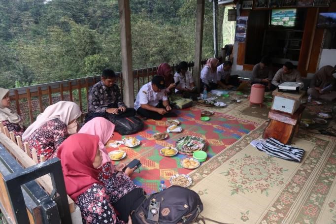 Suasana kebersamaan dalam kegiatan penyuluhan dan pendampingan legalitas produk UMKM bersama KTH Sari Bunga Giyanti di Desa Giyanti, Kecamatan Windusari, Kabupaten Magelang. (doc. pribadi)